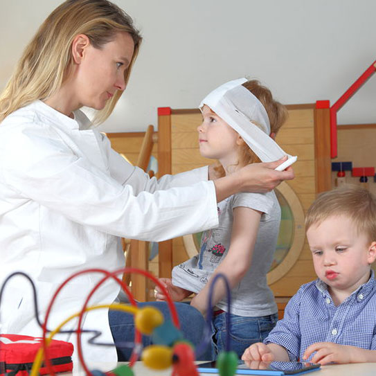 PRIMEROS-AUXILIOS-Y-PREVENCIÓN-DE-ACCIDENTES-EN-LA-INFANCIA